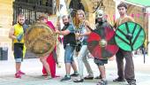 OCIO. Elena Rodríguez y Antonio Jesús Villacañas, con integrantes del grupo de “heavycombat”.