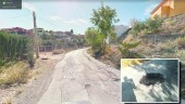 VÍA. Imagen de Google Maps de la calle Picual y detalle de los socavones existentes. 