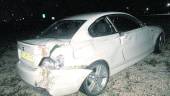 DESPERFECTOS. Estado en el que quedó el coche, subido en la rotonda próxima a Desguaces Alcalá.