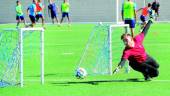 ILUSIONADO. El meta malagueño realiza una Sesión específica en un entrenamiento celebrado en el campo de césped artificial de Las Lagunillas. Adri ha llegado esta temporada procedente de El Palo malagueño. 