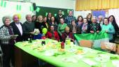 CELEBRACIÓN. Miranda y Torres, junto a alumnos del centro, durante la degustación del desayuno andaluz.