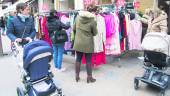 COMERCIO. Los clientes observan algunas prendas expuestas en los percheros de la calle Obispo Cobos.