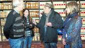 DIFUSIÓN. Elena Rodríguez, en el archivo, junto a los periodistas Enrique Córdoba y María de la Paz Pereira.