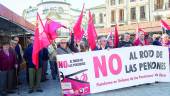 JUBILADOS. Asistentes, en la plaza de Andalucía, a la concentración en defensa de pensiones dignas.