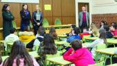 EDUCACIÓN. Elena Rodríguez, Pepa Rus y Blanca Sánchez, durante la charla impartida en el instituto ubetense.