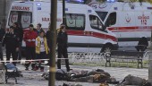 VÍCTIMAS. Cuerpos de las personas fallecidas en el lugar en el que se produjo el atentado, en el centro de Estambul. 