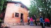 VISITA. Un grupo de turistas se relaja a las puertas de un alojamiento rural.