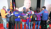 tributo. Aficionados del Barcelona contemplan la imagen del exfutbolista y extécnico holandés Johan Cruyff. 