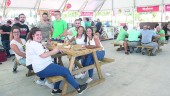 GASTRONOMÍA. Un grupo de amigos disfruta de las viandas que se pueden degustar en la “Feria de la Tapa”