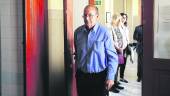 EL 25 DE MAYO. Enrique S. E. entra a la sala de vistas de la Audiencia para ser juzgado.