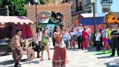 ACTIVIDADES. Una mujer vestida con trajes de la época practicaba malabares en las calles del mercado.