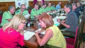 REUNIÓN. Antonia Olivares y Francisca Molina presiden la Junta Local de Seguridad en la sala de comisiones.