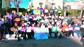 LUCHA. Víctor Torres, Rosa Barranco y Ana Expósito junto a los marteños que participaron en la clase de zumba.