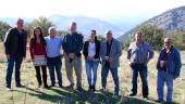 VISITA. José María Rosales, Sara García, Blas Montes, Eamonn Ansbro, Laura Nieto, Manuel Fernández, Paco Espartero y Juan Antonio Jiménez, en el Monte de las Ánimas. 