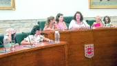 EXCURSIÓN. Magdalena Urrutia, junto a algunos de los menores de la Escuela de Verano en Barrios.