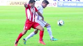 JUGADA. Juanma Espinosa protege el balón en un partido en Segunda A con el Girona en La Victoria.