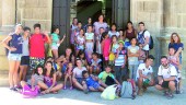 VISITA. Los alumnos de la escuela de verano conocieron más a fondo el interior del Palacio de Don Gome. 
