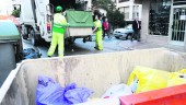 SERVICIO. Empleados de FCC vuelcan la basura de los contenedores a un camión, en una fotografía de archivo.