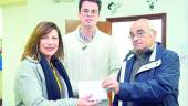 SOLIDARIDAD. María Carmen Cruz, Francisco Lozano y Manuel Campos, durante la entrega del donativo.