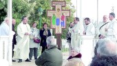 IGLESIA. Sacerdotes del arciprestazgo local realizan la procesión de entrada de la Cruz de la Misión a la ciudad.