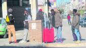 EXTRANJEROS. Un grupo de subsaharianos, ayer a mediodía, en las cercanías de la estación de autobuses.