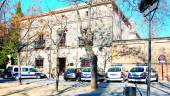 AGRESIÓN. Edificio de la Comisaria de Policía Nacional de Úbeda y el cuchillo utilizado en el apuñalamiento.