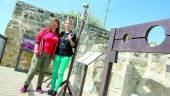 RECURSO. Julia Carretero y Elena Rodríguez, en la inauguración de la muestra del Torreón del Portillo. 