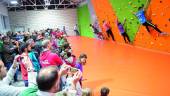 DEPORTE. Las instalaciones del rocódromo acogieron una exhibición de escalada en su inauguración. 