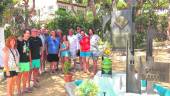 FIESTA. Olivares y Urrutia junto a miembros de JAC en la ofrenda floral a Antonio Gutiérrez ,“El Viejo”.