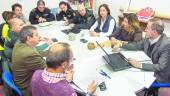 REUNIÓN. Beatriz Martín y Josefa Chinchilla, junto a miembros de la comisión local de violencia machista.