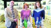 OLIVAR. Javier Gámez, junto a Juana Lorite y María José Madueño, en la presentación de Vadolivo. 