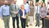 PRIMER GRUPO. El rector de la Universidad, Juan Gómez, con los profesores visitantes.