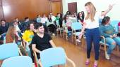 FORMACIÓN. Alma Camera, encargada de impartir el curso de oratoria para jóvenes, dirige al alumnado.