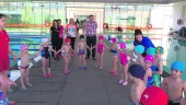 CAMPAÑA. El alcalde del municipio acude a una de las clases de natación en la que participan los escolares.
