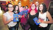 DIVULGACIÓN. Clara Grima y Juan Antonio Espinosa, con alumnas de segundo de la ESO del “Santa Catalina”.