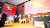 GALA. Una rehala dio comienzo a la ceremonia de presentación de los premios Caracola, con perros de caza.