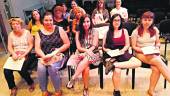 FORMACIÓN. Inés Mazuela, secretaria general de la UPTA Andalucía, junto con las mujeres asistentes al taller.