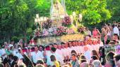 DEVOCIÓN. Imagen de Nuestra Abuela Santa Ana, después de su salida del templo de la aldea.