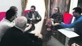 AYUDA. El alcalde de Andújar, Francisco Huertas, firma el convenio de colaboración. 