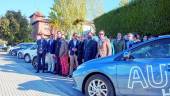 MEDIO AMBIENTE. Participantes en la caravana de coches eléctricos impulsada por el instituto “Los Cerros”.