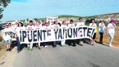 REIVINDICACIÓN. Foto de archivo de una protesta para reclamar a las administraciones la construcción del puente.