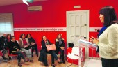 INTERVENCIÓN. La presidenta Micaela Navarro en la sede del PSOE, junto a militantes del partido. 
