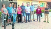 INDIGNACIÓN. Vecinos, con documentos referentes a denuncias, en la Plaza Guardia Ávila García.