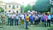 PENSIONES. Ayer, durante la concentración en la Plaza de España, frente al Ayuntamiento. 