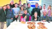 diversión. Participantes en el taller de elaboración de torrijas y otros dulces de Semana Santa.