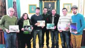 reconocimientos. Carlos Hinojosa y Cristóbal Cano, con algunos de los galardonados en el concurso.