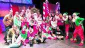 ALEGRÍA. El teatro Álvarez Alonso fue el escenario del acto solidario “Vaya Santa Claus y la Fábrica de Juguetes”