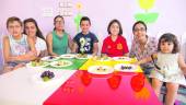 CREATIVIDAD. Los niños que participaron en el taller, junto a las monitoras y los platos que elaboraron.