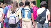 JUVENTUD. Grupo de adolescentes frente a las puertas de un colegio de la capital de Jaén, con sus mochilas, listos para acudir a clase.