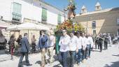 FESTIVIDAD. Miembros de la hermandad de San Isidro Labrador portan a hombros la talla de su patrón.